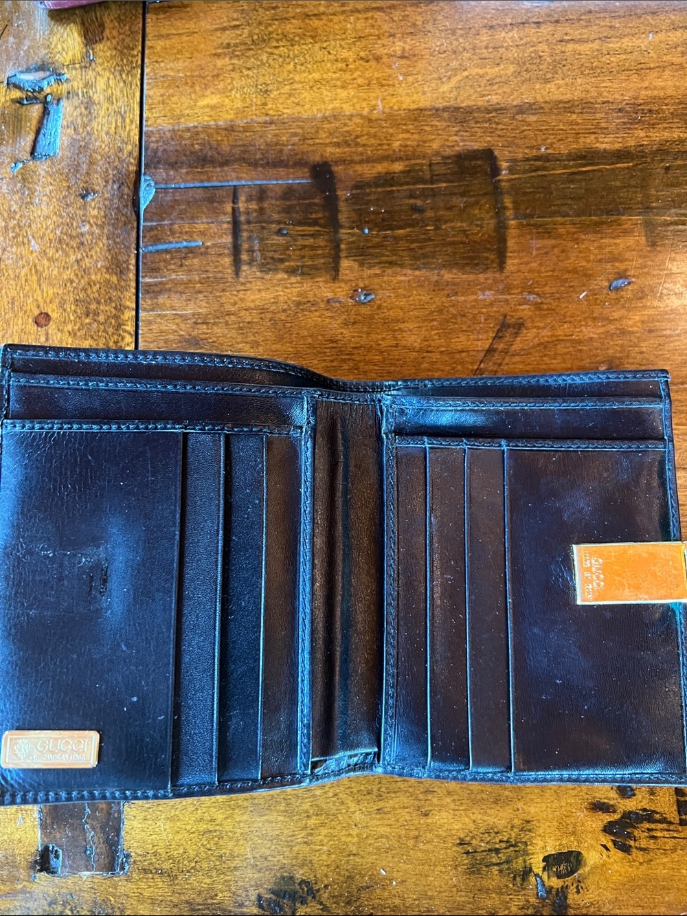 Gucci Black Leather Women's Wallet with Gold Emblem - Picture 2 of 3